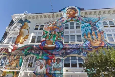 Une fresque murale colorée à grande échelle recouvre le côté du Women's Building dans le Mission District de San Francisco.